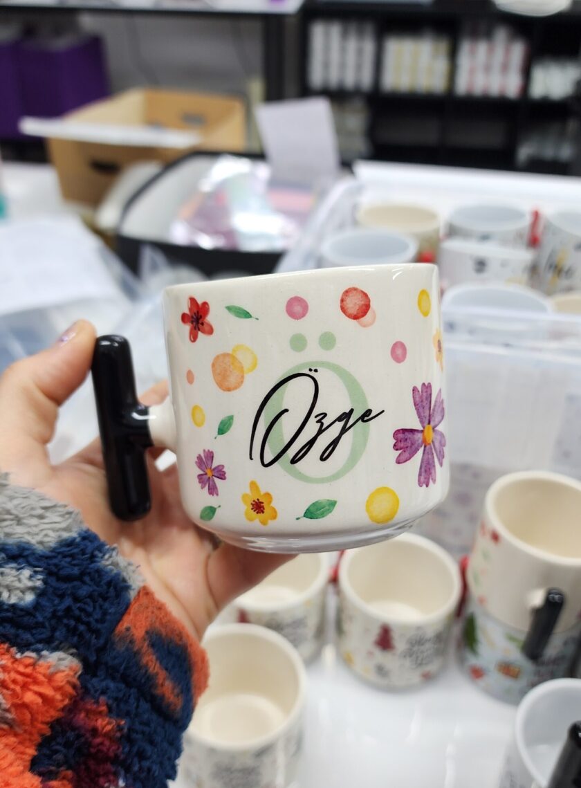 Özge İsmine Özel Renkli Çiçek ve Puantiye Desenli Seramik T Kupa Bardak Latte Fincanı