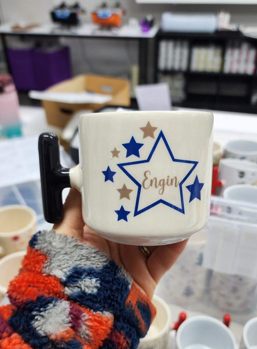 Engin İsmine Özel Yıldız Desenli Seramik T Kupa Bardak Latte Fincanı