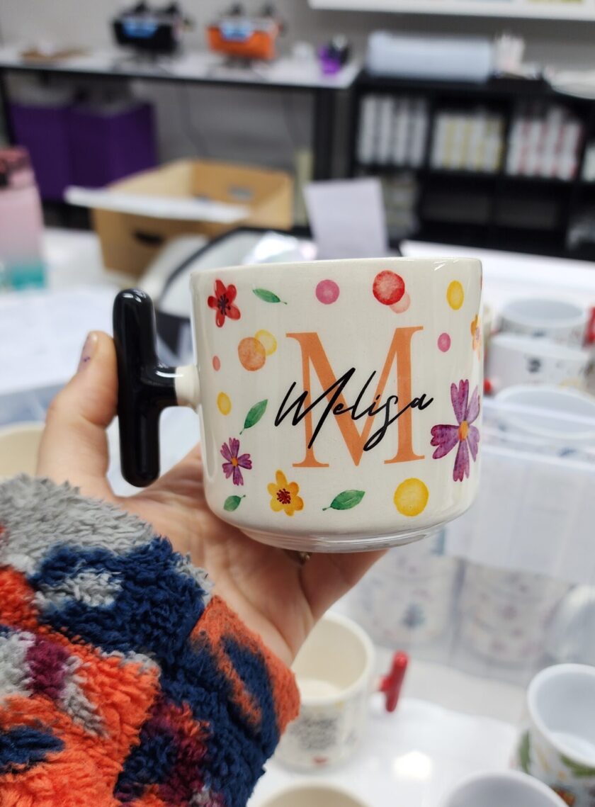 Melisa İsmine Özel Renkli Çiçek ve Puantiye Desenli Seramik T Kupa Bardak Latte Fincanı