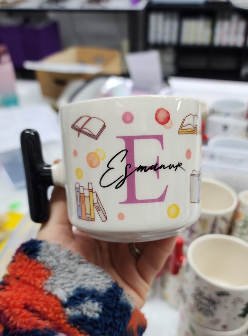 Esmanur İsmine Özel Kitap ve Puantiye Desenli Seramik T Kupa Bardak Latte Fincanı - Görsel 2