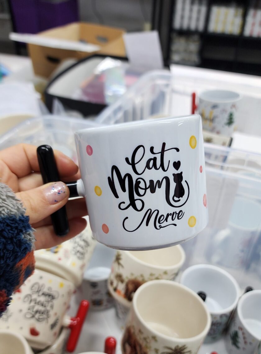Merve İsmine Özel Porselen Cat Mom Yazılı Kırmızı Sarı Benekli T Kupa Bardak Latte Fincanı