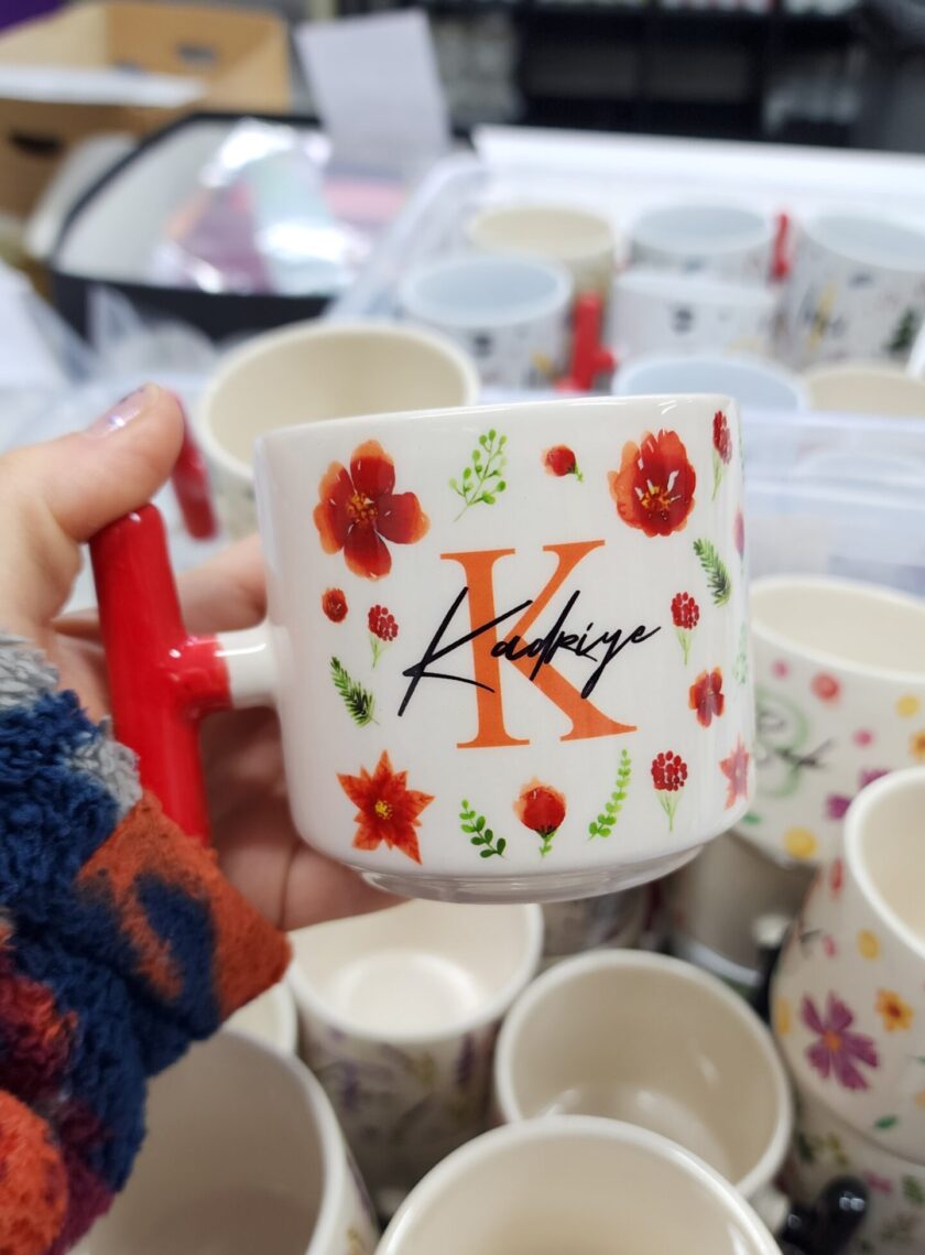 Kadriye İsmine Özel Kırmızı Çiçek ve Yaprak Desenli Seramik T Kupa Bardak Latte Fincanı