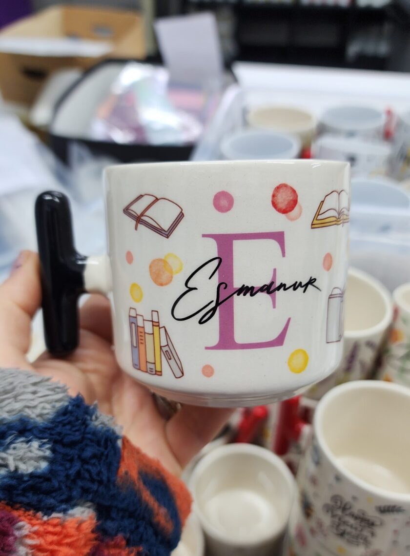 Esmanur İsmine Özel Kitap ve Puantiye Desenli Seramik T Kupa Bardak Latte Fincanı