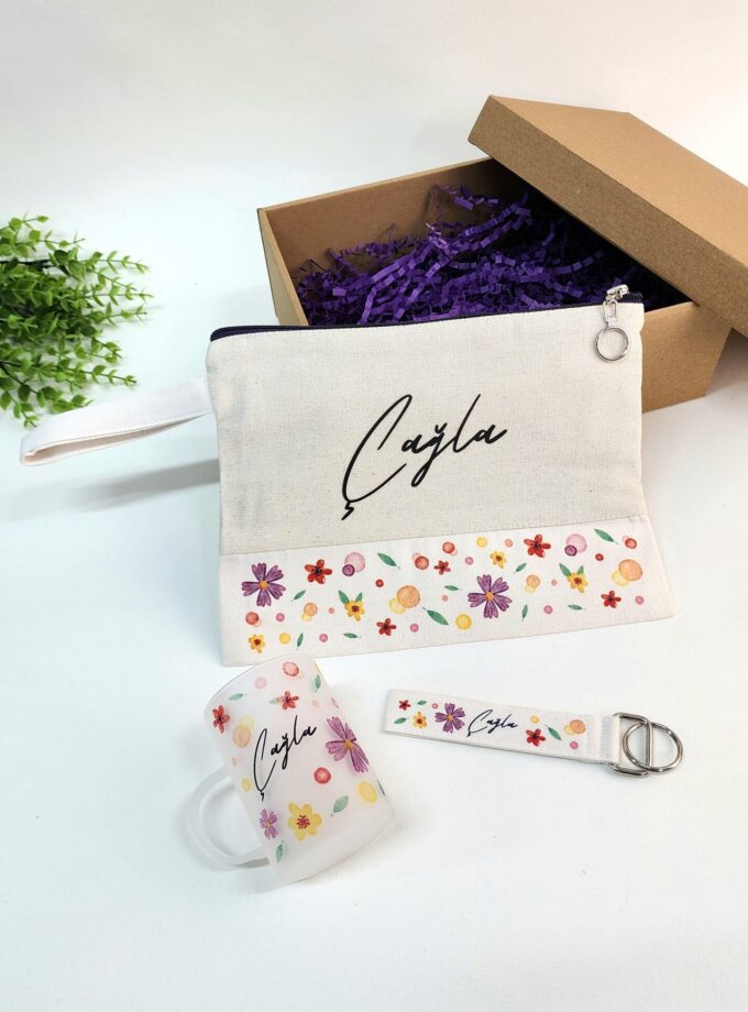 İsme Özel Renkli Çiçekli ve Yaprak Desenli Clutch Çanta Buzlu Cam Çay Fincanı Anahtarlık Hediye Seti