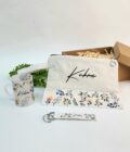 İsme Özel Yeşil Yaprak ve Kırmızı Çiçek Desenli Clutch Çanta Buzlu Cam Çay Fincanı Anahtarlık Hediye Seti