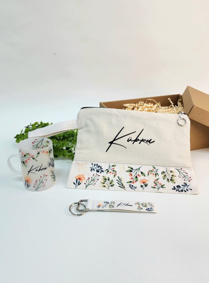 İsme Özel Yeşil Yaprak ve Kırmızı Çiçek Desenli Clutch Çanta Buzlu Cam Çay Fincanı Anahtarlık Hediye Seti