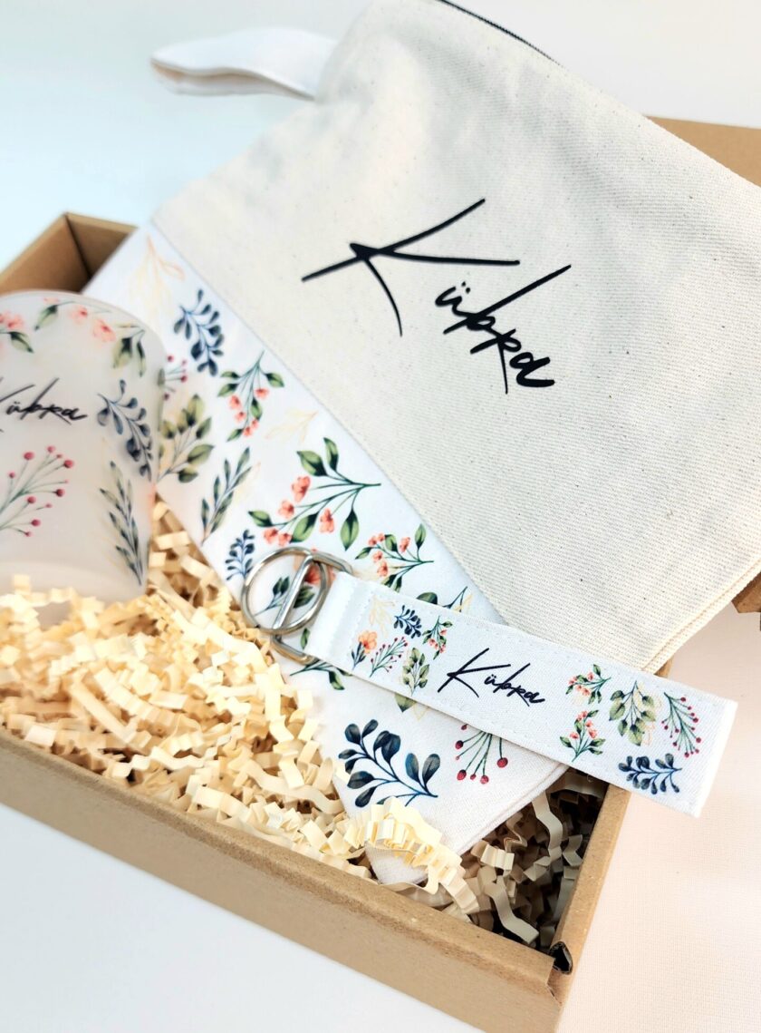 İsme Özel Yeşil Yaprak ve Kırmızı Çiçek Desenli Clutch Çanta Buzlu Cam Çay Fincanı Anahtarlık Hediye Seti - Görsel 4