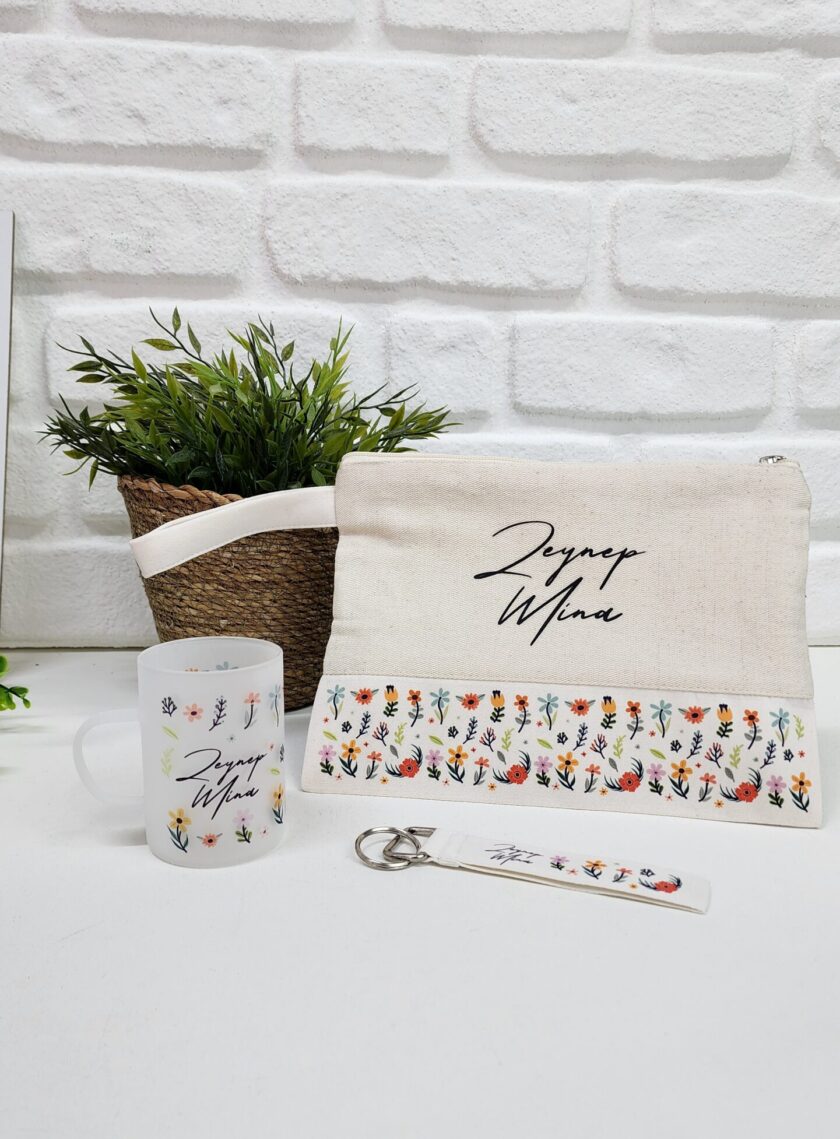 İsme Özel Kişiye Özel Çok Renkli Çiçek Desenli Clutch Çanta Buzlu Cam Çay Fincanı Anahtarlık Hediye Seti - Görsel 3