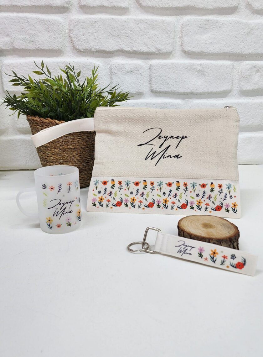 İsme Özel Kişiye Özel Çok Renkli Çiçek Desenli Clutch Çanta Buzlu Cam Çay Fincanı Anahtarlık Hediye Seti