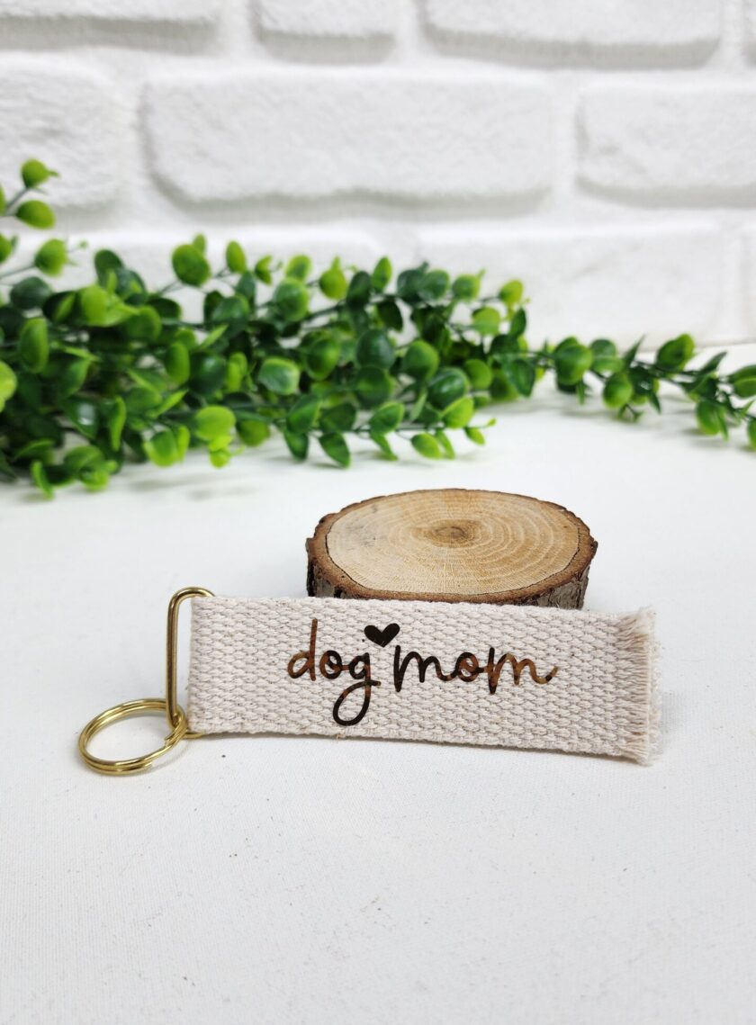 Dog Mom Yazılı Gold Aksesuarlı Kordon Anahtarlık
