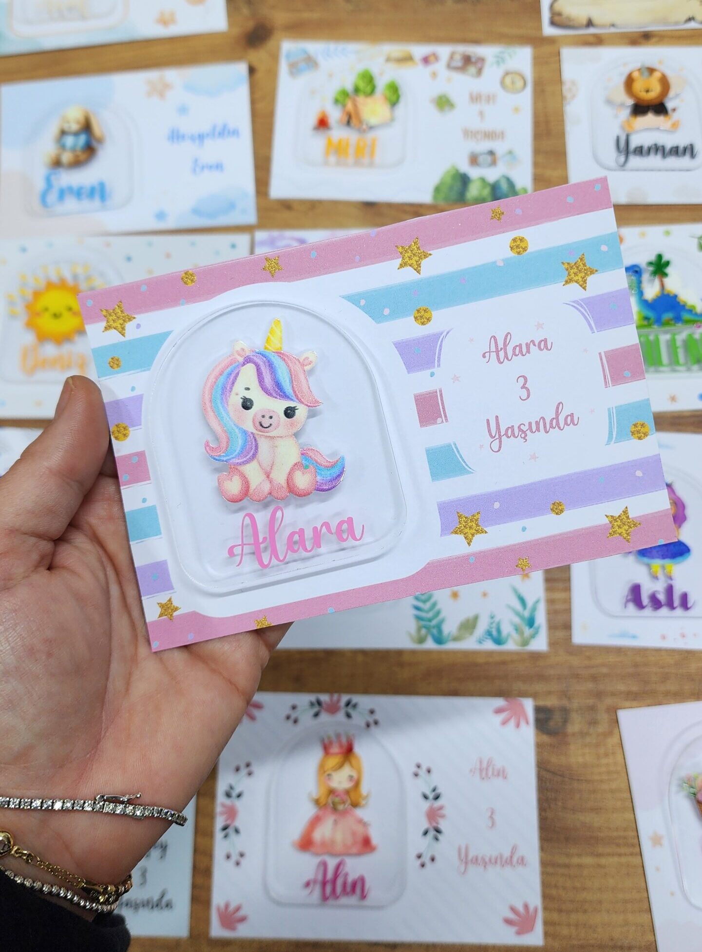 – İsme Özel Kişiye Özel Unicorn Figürlü Pleksi Doğum Günü Magnet Bebek Magnet Bebek Hediyelik 20 Adet İsme Özel Kişiye Özel Unicorn Figürlü Pleksi Doğum Günü Magnet Bebek Magnet Bebek Hediyelik 20 Adet - Görsel 2