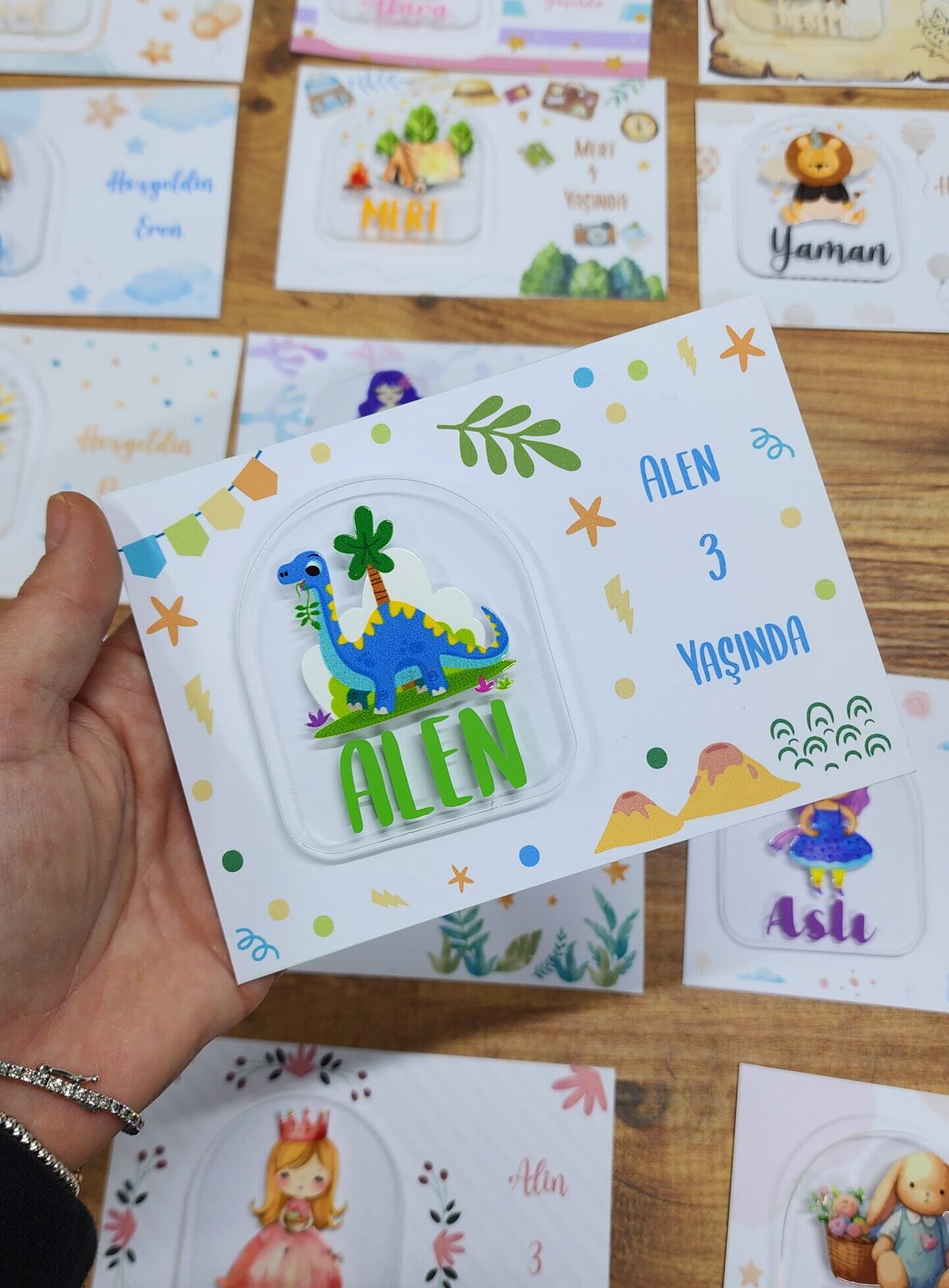 – İsme Özel Kişiye Özel Dinozor Figürlü Pleksi Doğum Günü Magnet Bebek Magnet Bebek Hediyelik 20 Adet İsme Özel Kişiye Özel Dinozor Figürlü Pleksi Doğum Günü Magnet Bebek Magnet Bebek Hediyelik 20 Adet - Görsel 2