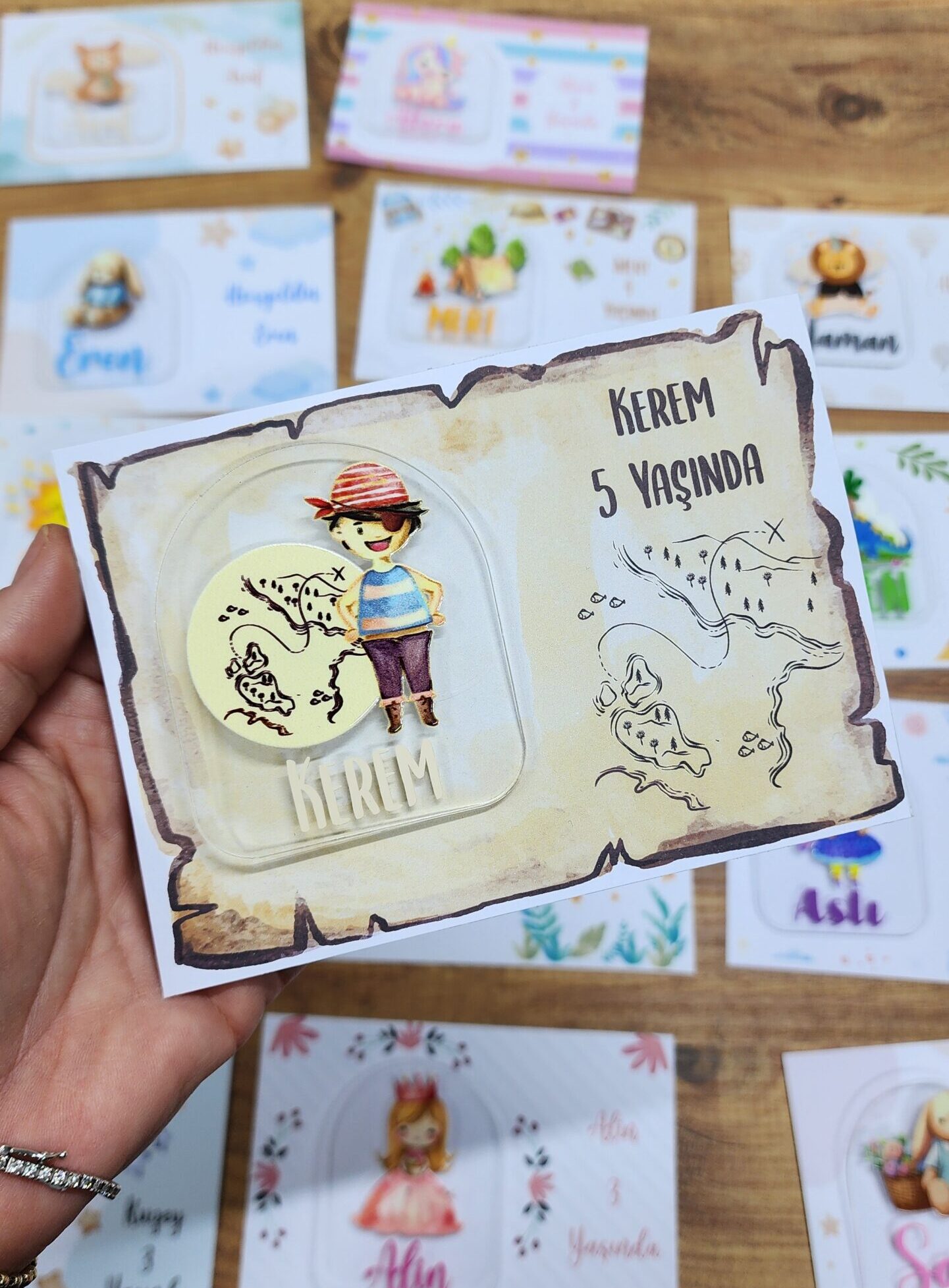 – İsme Özel Kişiye Özel Sevimli Korsan Pleksi Doğum Günü Magnet Bebek Magnet Bebek Hediyelik 20 Adet İsme Özel Kişiye Özel Sevimli Korsan Pleksi Doğum Günü Magnet Bebek Magnet Bebek Hediyelik 20 Adet - Görsel 2