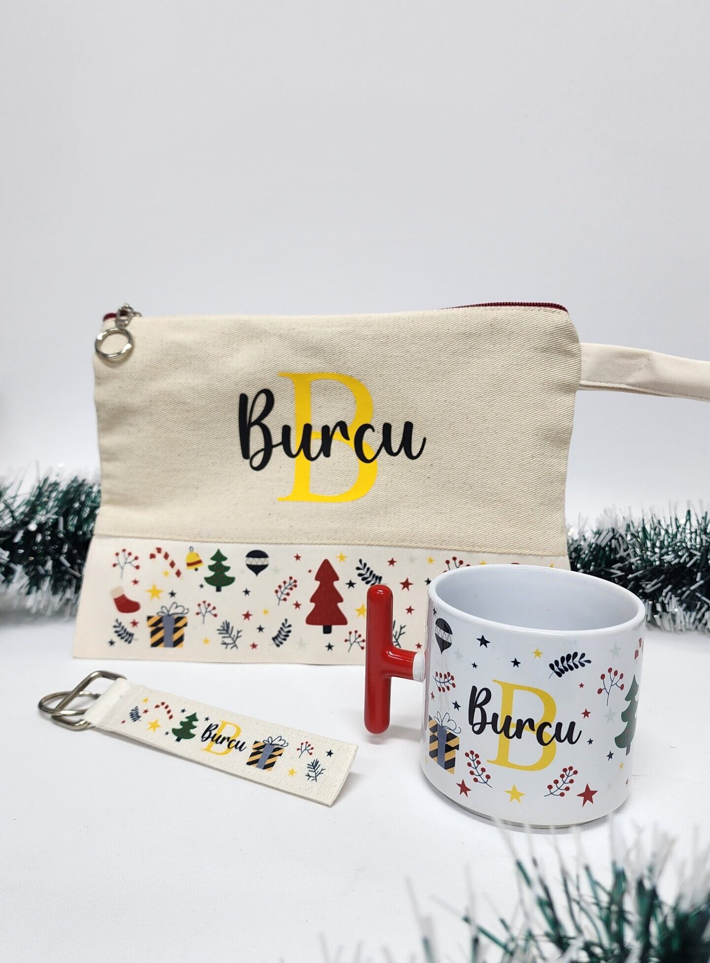 – İsme Özel Kişiye Özel Yılbaşı Temalı T Kupa Bardak Latte Fincanı Clutch Çanta Anahtarlık Hediye Seti İsme Özel Kişiye Özel Yılbaşı Temalı T Kupa Bardak Latte Fincanı Clutch Çanta Anahtarlık Hediye Seti