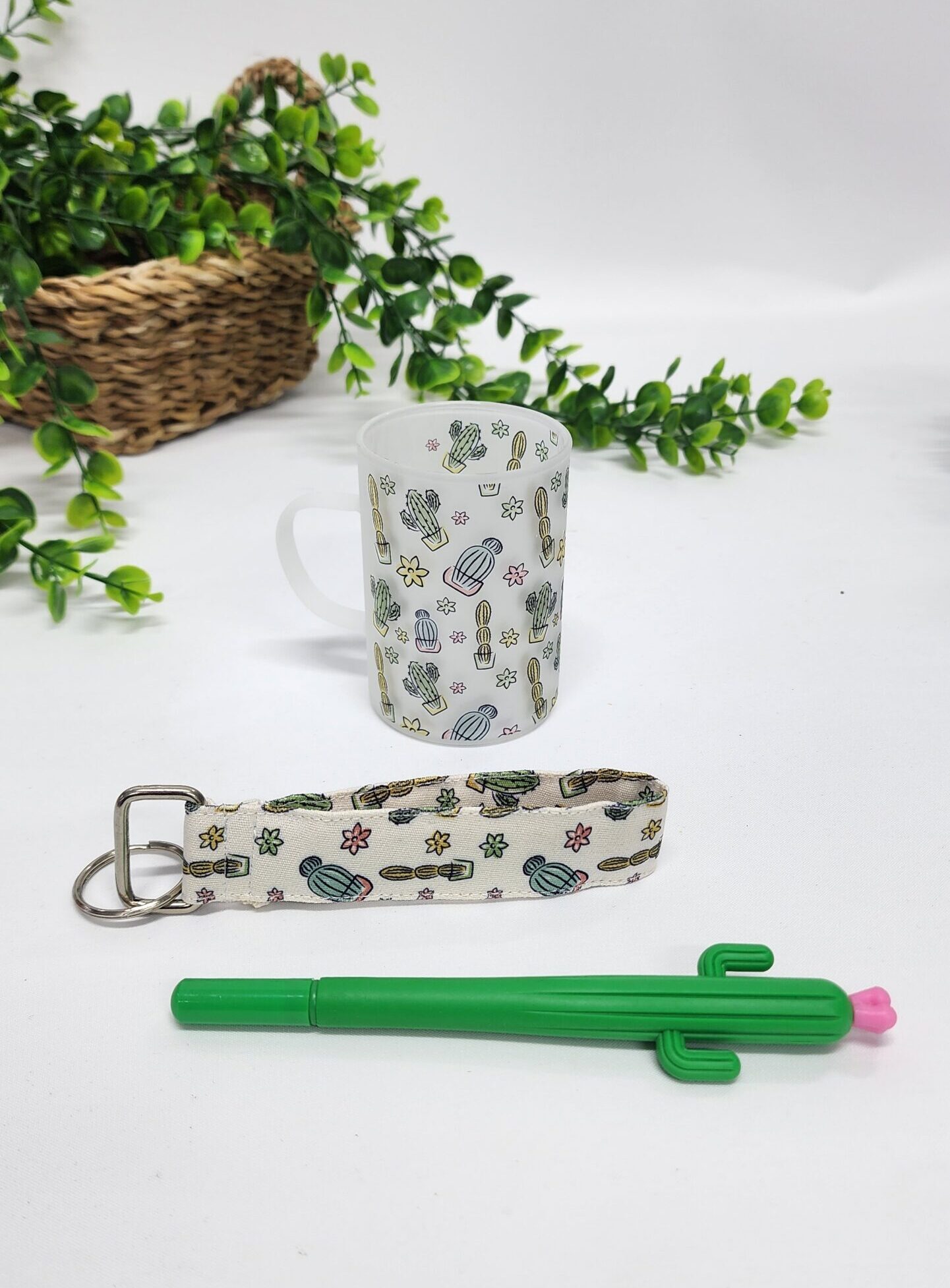 – Kaktüs Desenli Buzlu Cam Çay Bardağı Çay Fincanı Anahtarlık Kaktüs Kalem Hediye Seti Kaktüs Desenli Buzlu Cam Çay Bardağı Çay Fincanı Anahtarlık Kaktüs Kalem Hediye Seti