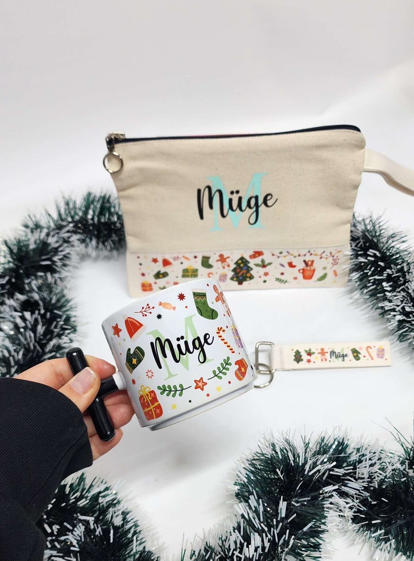 – İsme Özel Kişiye Özel Mutlu Noeller T Kupa Bardak Latte Fincanı Clutch Çanta Anahtarlık Hediye Seti İsme Özel Kişiye Özel Mutlu Noeller T Kupa Bardak Latte Fincanı Clutch Çanta Anahtarlık Hediye Seti - Görsel 2