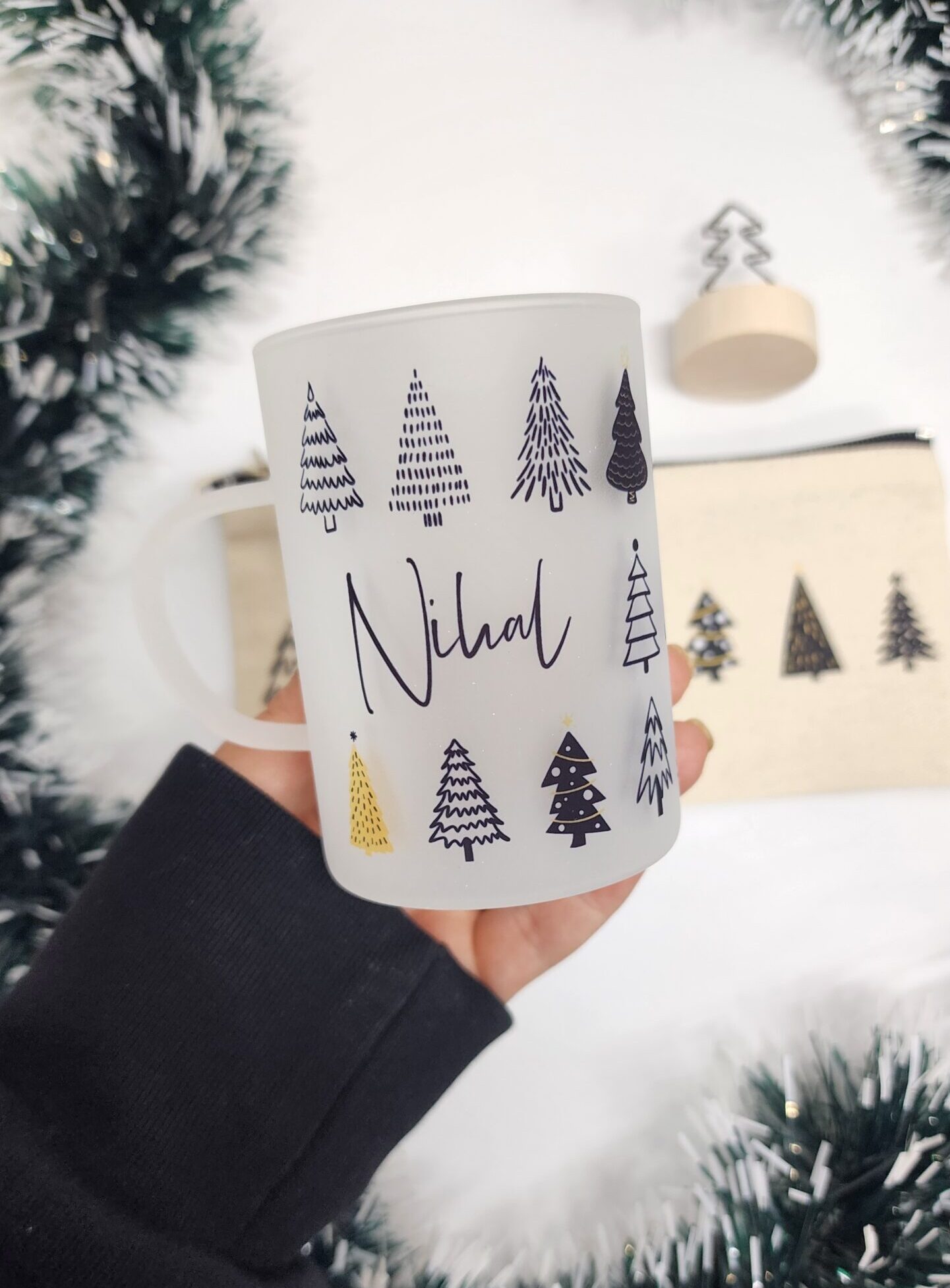 – İsme Özel Kişiye Özel Çam Ağacı Temalı Çay Bardağı Çay Fincanı Kalemlik Not Kart Tutucu Hediye Seti İsme Özel Kişiye Özel Çam Ağacı Temalı Çay Bardağı Çay Fincanı Kalemlik Not Kart Tutucu Hediye Seti - Görsel 2