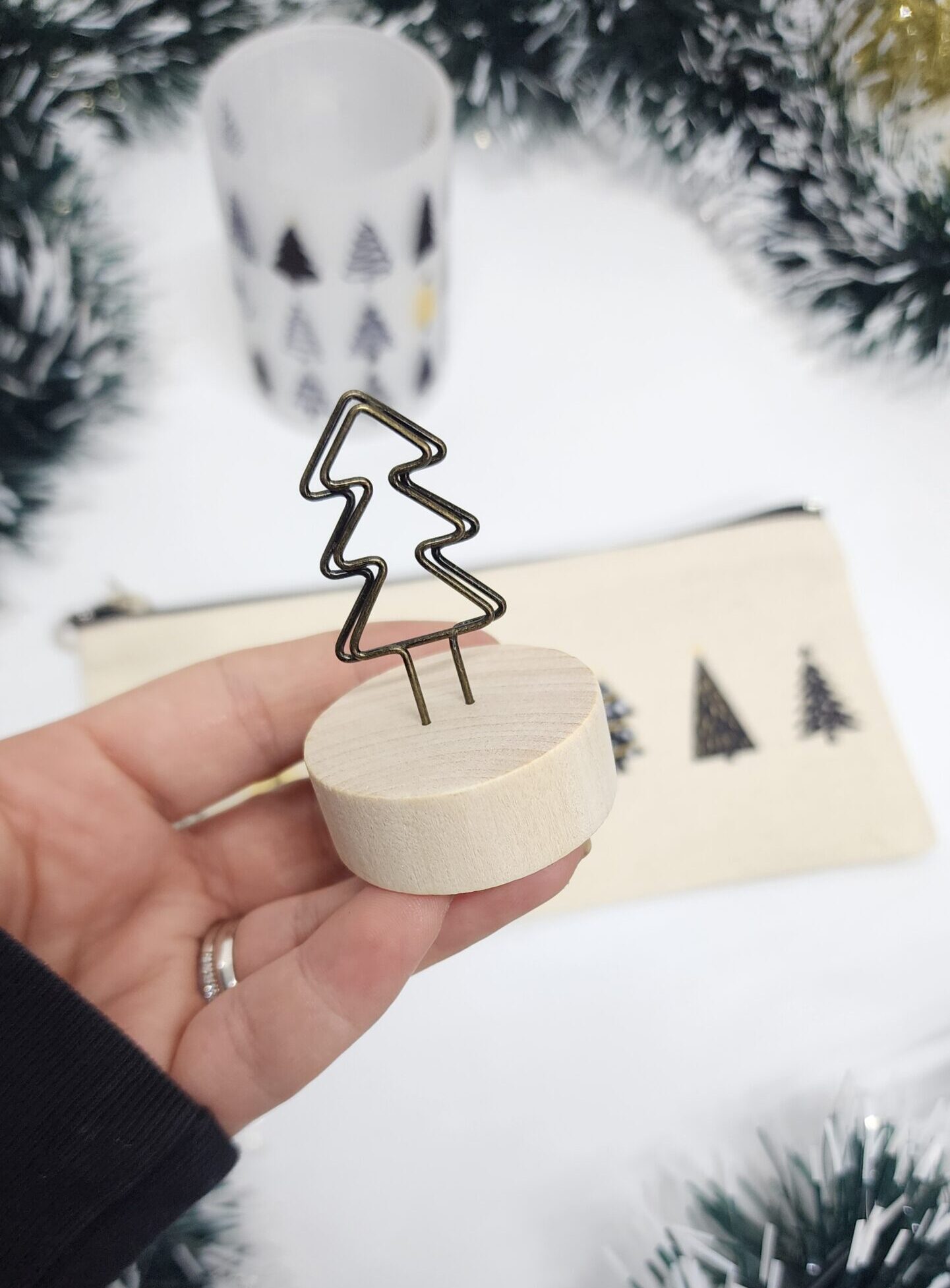 – İsme Özel Kişiye Özel Çam Ağacı Temalı Çay Bardağı Çay Fincanı Kalemlik Not Kart Tutucu Hediye Seti İsme Özel Kişiye Özel Çam Ağacı Temalı Çay Bardağı Çay Fincanı Kalemlik Not Kart Tutucu Hediye Seti - Görsel 3