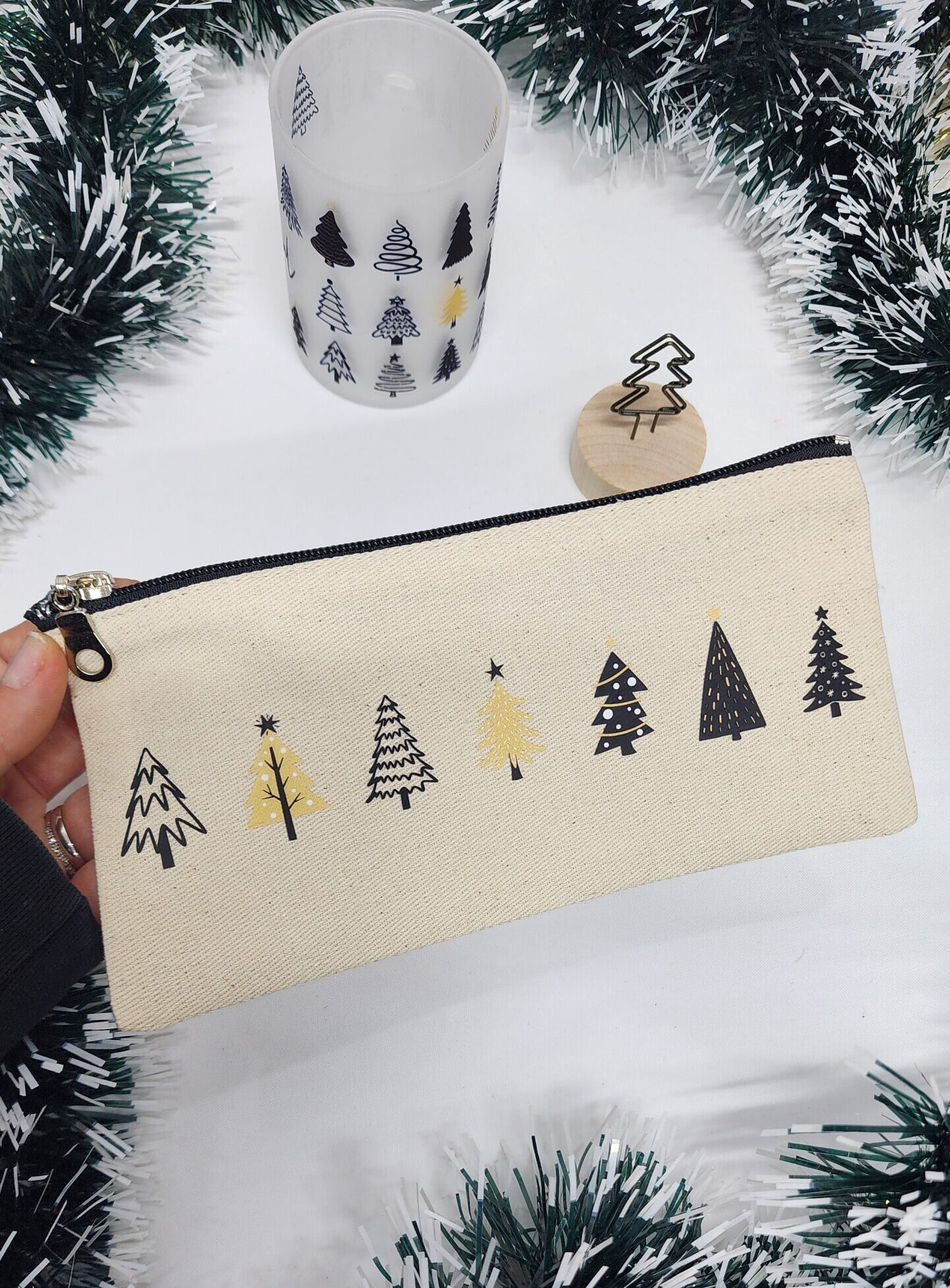 – İsme Özel Kişiye Özel Çam Ağacı Temalı Çay Bardağı Çay Fincanı Kalemlik Not Kart Tutucu Hediye Seti İsme Özel Kişiye Özel Çam Ağacı Temalı Çay Bardağı Çay Fincanı Kalemlik Not Kart Tutucu Hediye Seti - Görsel 4