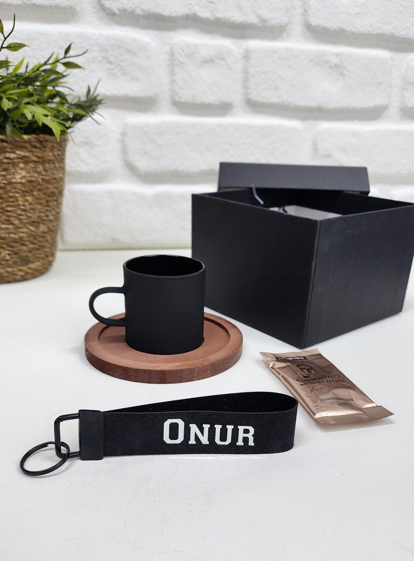 – Kişiye Özel İsme Özel Anahtarlık Buzlu Cam Mat Siyah Kahve Fincanı ve Kahve Hediye Seti Kişiye Özel İsme Özel Anahtarlık Buzlu Cam Mat Siyah Kahve Fincanı ve Kahve Hediye Seti